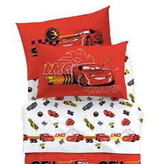 Completo lenzuola Caleffi Cars 95, in puro cotone per letto singolo. Fantasia con le macchine del film Cars su fondo rosso e bianco. Ideale per bambini e ragazzi. Federa rossa, lenzuolo fondo bianco.