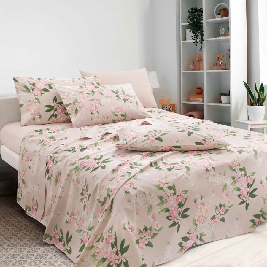 Lenzuolo copriletto matrimoniale Jasmin Gabel in cotone. Fantasia con fiori chiari e foglie verdi su fondo rosa.