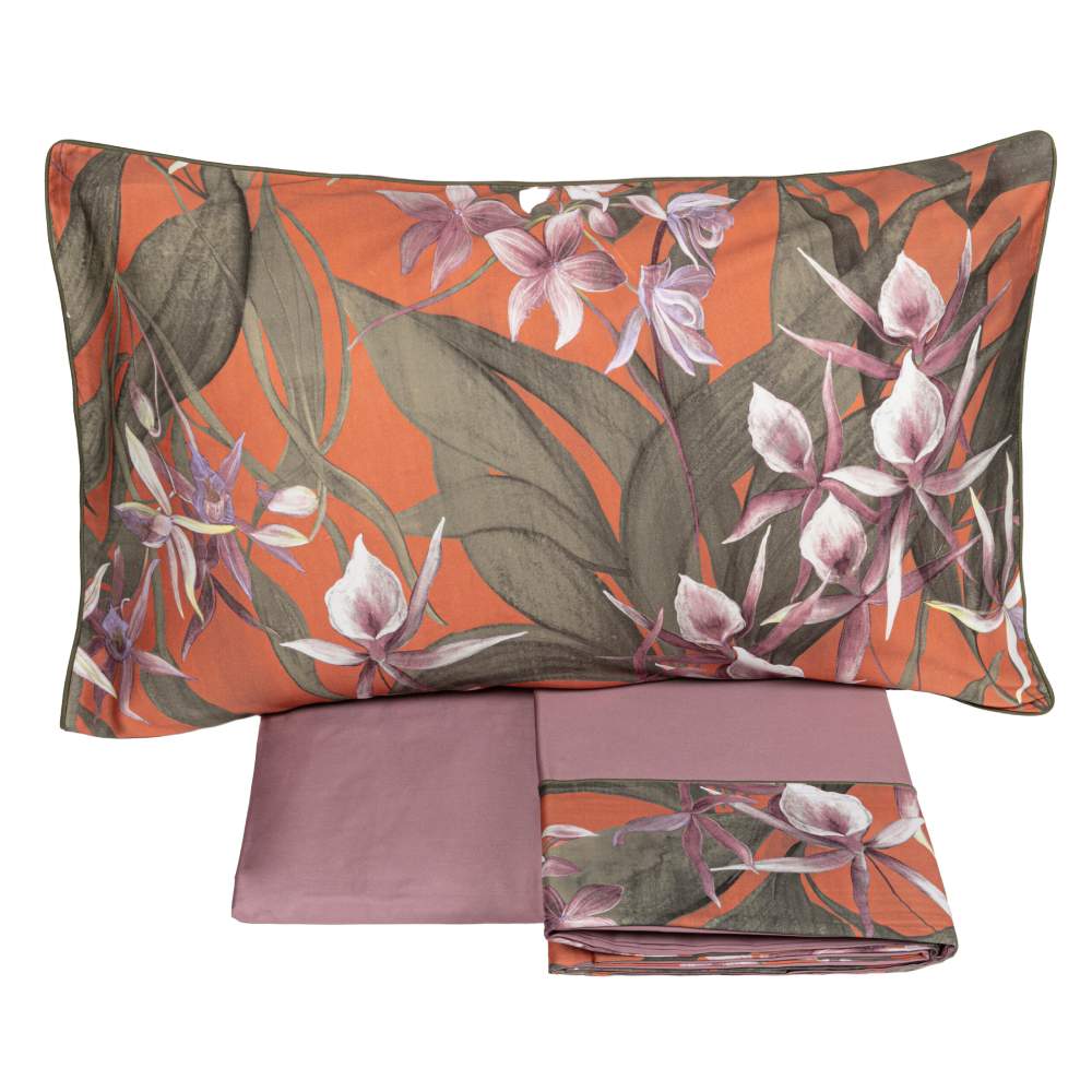 Completo lenzuola matrimoniale Fazzini Amazzonia, in raso e percalle di puro cotone. Le orchidee e la foresta amazzonica colorano le lenzuola e trapunta proposte nei toni vibranti del malva accostato al ruggine. Il lato superiore delle federe e la balza del lenzuolo di sopra sono in raso di cotone stampato in digitale. Il resto del completo è in percalle di cotone tinta unita malva