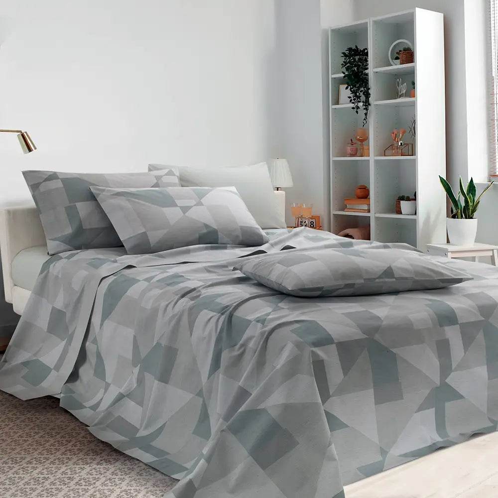 Lenzuolo Copriletto Gabel in cotone con fantasia geometrica color grigio fumo. Varie forme geometriche, diversi toni di grigio.