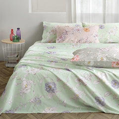 Lenzuolo Copriletto matrimoniale Belle, in percalle di puro cotone. Realizzato in Italia da Somma. Il completo lenzuola Belle è caratterizzato da una delicata fantasia floreale. Nella foto sono presenti le tre varianti di colore, rispettivamente con fiori bluette su fondo verde, rossi su fondo grigio/tortora, e gialli su fondo rosa. La stampa è presente sulle federe e sul lenzuolo superiore, compresa la balza. Il lenzuolo con angoli è in falso unito color verde, lilla o rosa in base alla variante scelta.