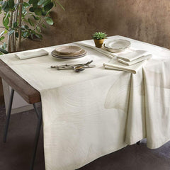 Servizio tavola Zante della linea Gabel Vallesusa, in raso di puro cotone. Raffinatissima tovaglia con fantasia jacquard dalle linee morbide e sinuose, su fondo beige chiaro. Disponibile nella misura rettangolare per 12 persone con 12 tovaglioli (160x320 cm) e nella misura per 18 persone con 18 tovaglioli (180x360 cm).