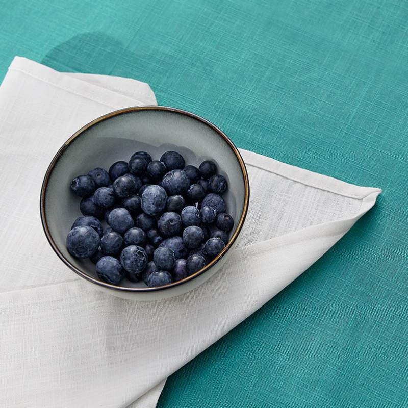 Tovaglioli Fazzini Sempre, in puro cotone fiammato. Colore avorio/panna. Set da 4 tovaglioli quadrati (misura 45x45 cm), tinti indantherene e con balza applicata a mano. Finissaggio sanfor, quindi irrestringibili. Lavabili con candeggina diluita in acqua.