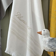 Telo mare Blumarine Portorico, in puro cotone tinta unita. Telo mare discreto e raffinato, con righe orizzontali tinte in filo e logo Blumarine ricamato. Colore bianco avorio.