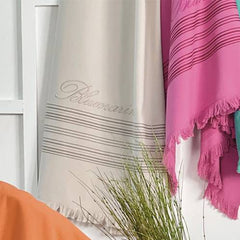 Telo mare Blumarine Portorico, in puro cotone tinta unita. Telo mare discreto e raffinato, con righe orizzontali tinte in filo e logo Blumarine ricamato. Colore corda tortora