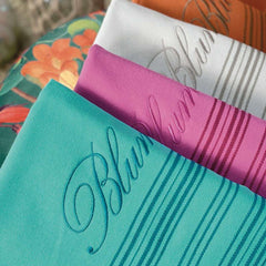Telo mare Blumarine Portorico, in puro cotone tinta unita. Telo mare discreto e raffinato, con righe orizzontali tinte in filo e logo Blumarine ricamato.