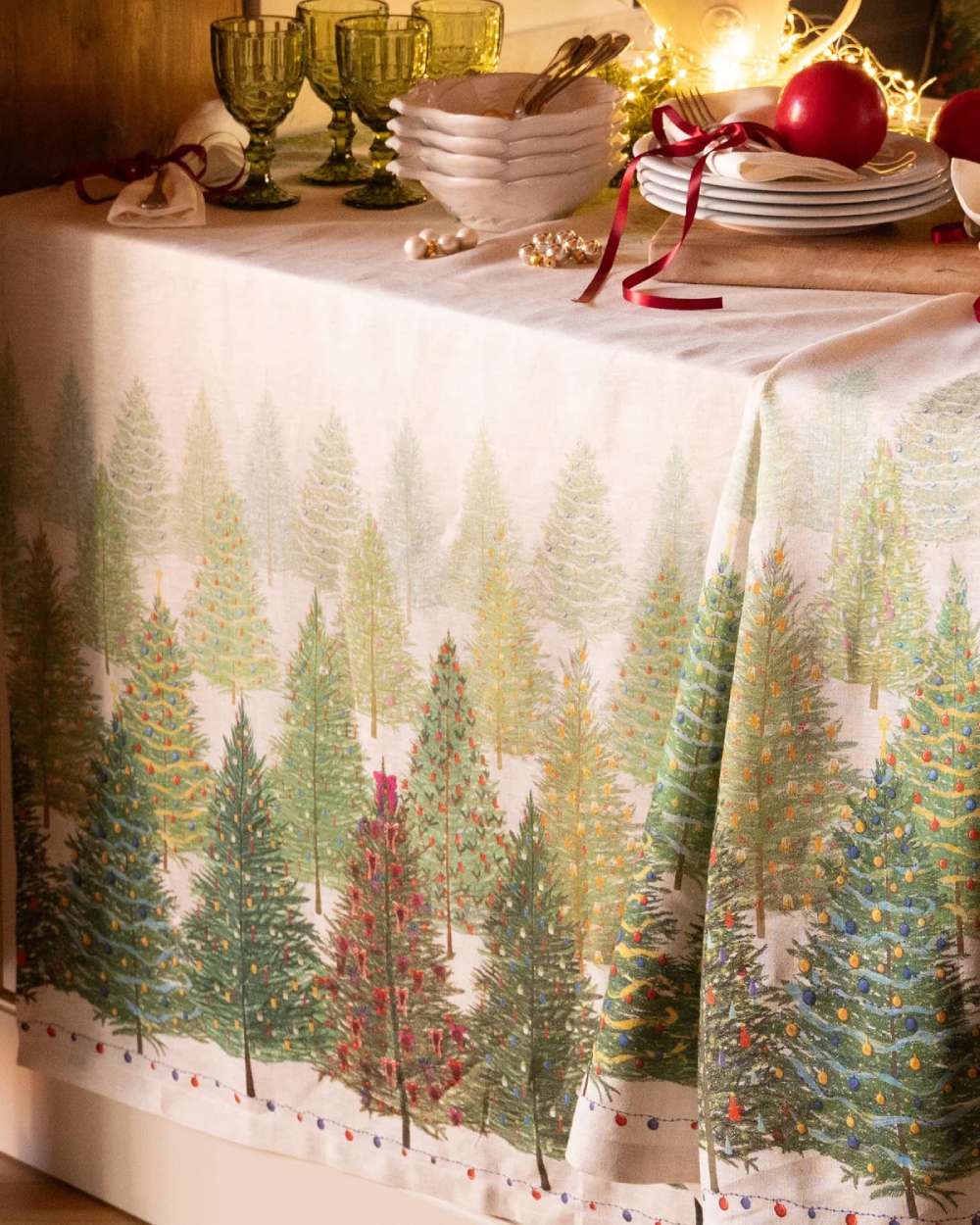 Tovaglia natalizia Fairy Trees in lino di Tessitura Toscana Telerie. Fantasia alberi di Natale.
