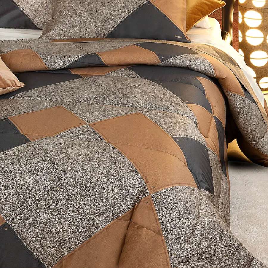 Trapunta invernale matrimoniale Borbonese Quarter in raso di puro cotone. Il piumone Borbonese Quarter presenta una fantasia moderna in stile patchwork, con forme di colori diversi che intersecandosi donano alla trapunta movimento e dinamicità.Colore senape