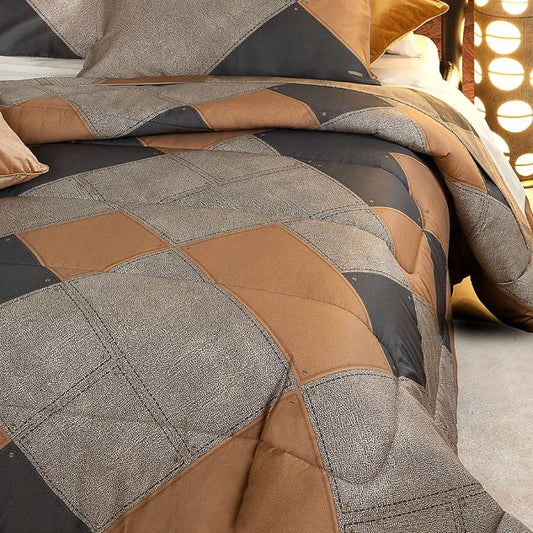 Trapunta invernale matrimoniale Borbonese Quarter in raso di puro cotone. Il piumone Borbonese Quarter presenta una fantasia moderna in stile patchwork, con forme di colori diversi che intersecandosi donano alla trapunta movimento e dinamicità.Colore senape