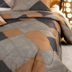 Trapunta invernale matrimoniale Borbonese Quarter in raso di puro cotone. Il piumone Borbonese Quarter presenta una fantasia moderna in stile patchwork, con forme di colori diversi che intersecandosi donano alla trapunta movimento e dinamicità.Colore senape