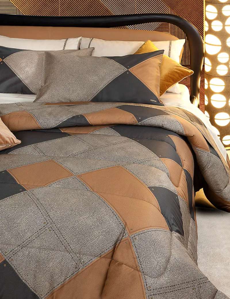 Trapunta invernale matrimoniale Borbonese Quarter in raso di puro cotone. Il piumone Borbonese Quarter presenta una fantasia moderna in stile patchwork, con forme di colori diversi che intersecandosi donano alla trapunta movimento e dinamicità.Colore senape