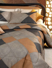 Trapunta invernale matrimoniale Borbonese Quarter in raso di puro cotone. Il piumone Borbonese Quarter presenta una fantasia moderna in stile patchwork, con forme di colori diversi che intersecandosi donano alla trapunta movimento e dinamicità.Colore senape