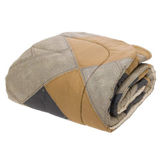 Trapunta invernale matrimoniale Borbonese Quarter in raso di puro cotone. Il piumone Borbonese Quarter presenta una fantasia moderna in stile patchwork, con forme di colori diversi che intersecandosi donano alla trapunta movimento e dinamicità.Colore senape