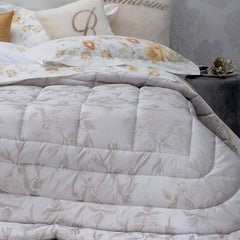 Trapunta Invernale matrimoniale Giorgia di Blumarine, in elegante raso jacquard. Romantica fantasia jacquard a tema floreale, colore ecrù, con logo Blumarine in preziosi cristalli Swarovski.