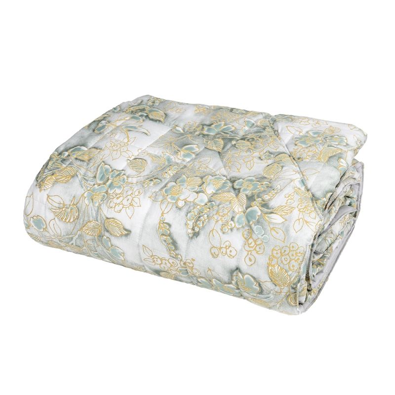 Trapunta invernale matrimoniale Fazzini Chinoiserie, in raso di puro cotone. La passione per le ceramiche orientali anima la collezione Chinoiserie. Il disegno floreale variente surf (verde acqua) emerge sul fondo dall'effetto acquerellato e diventa tridimensionale grazie al profilo floccato e dorato. Il piumone Chinoiserie ha una fantasia floreale dorata su fondo verde acqua.