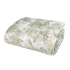 Trapunta invernale matrimoniale Fazzini Chinoiserie, in raso di puro cotone. La passione per le ceramiche orientali anima la collezione Chinoiserie. Il disegno floreale variente surf (verde acqua) emerge sul fondo dall'effetto acquerellato e diventa tridimensionale grazie al profilo floccato e dorato. Il piumone Chinoiserie ha una fantasia floreale dorata su fondo verde acqua.