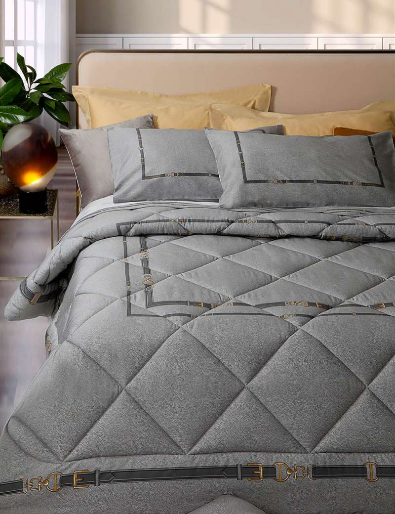 Trapunta invernale matrimoniale Borbonese Belt, in raso di puro cotone. Il piumone Belt è caratterizzato dalla tipica stampa Borbonese a occhio di pernice color grigio, incorniciata da un'elegante cintura che dà il nome al prodotto. Perfetto sia per camere da letto moderne che tradizionali.