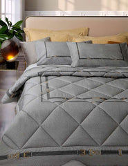 Trapunta invernale matrimoniale Borbonese Belt, in raso di puro cotone. Il piumone Belt è caratterizzato dalla tipica stampa Borbonese a occhio di pernice color grigio, incorniciata da un'elegante cintura che dà il nome al prodotto. Perfetto sia per camere da letto moderne che tradizionali.