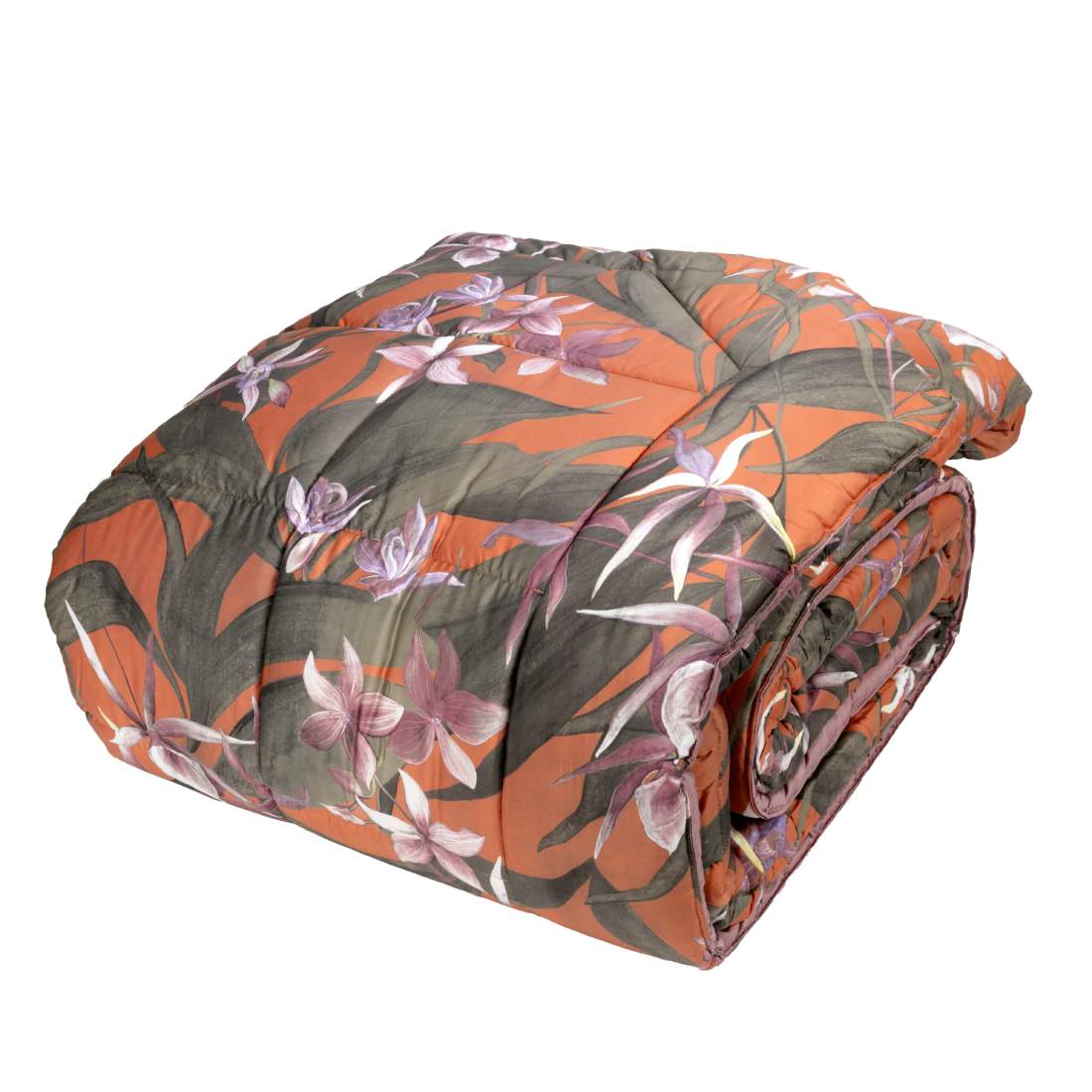 Trapunta Invernale matrimoniale Fazzini Amazzonia, in raso di puro cotone. Le orchidee e la foresta amazzonica colorano le lenzuola e trapunta proposte nei toni vibranti del malva accostato al ruggine. Il lato superiore delle federe e la balza del lenzuolo di sopra sono in raso di cotone stampato in digitale. Il resto del completo è in percalle di cotone tinta unita malva