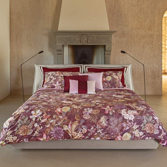 Trapunta Invernale matrimoniale Fazzini Protea. Fantasia a fiori su fondo bordeaux burgundy. Piumone in raso di cotone.