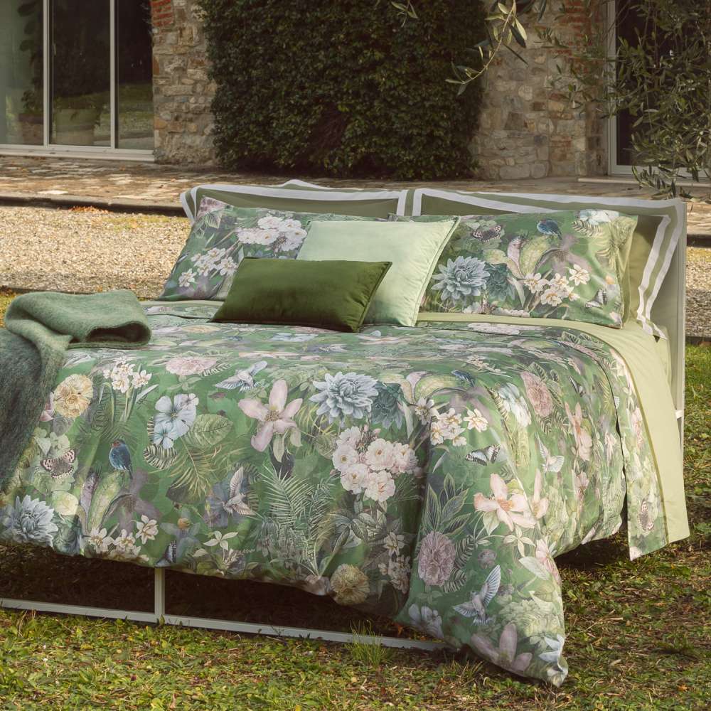 Trapunta Invernale matrimoniale Fazzini Protea. Fantasia a fiori su fondo verde. Piumone in raso di cotone