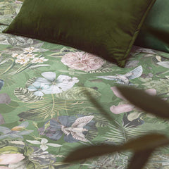 Trapunta Invernale matrimoniale Fazzini Protea. Fantasia a fiori su fondo verde. Dettaglio fantasia.