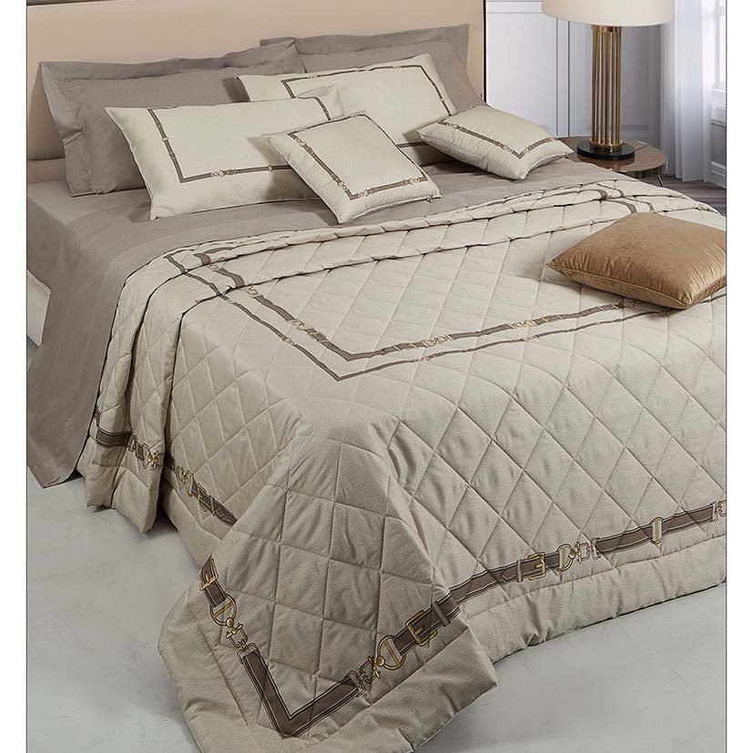 Trapunta invernale matrimoniale Borbonese Belt, in raso di puro cotone. Il piumone Belt è caratterizzato dalla tipica stampa Borbonese a occhio di pernice color nocciola/beige, incorniciata da un'elegante cintura che dà il nome al prodotto. Perfetto sia per camere da letto moderne che tradizionali.