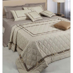 Trapunta invernale matrimoniale Borbonese Belt, in raso di puro cotone. Il piumone Belt è caratterizzato dalla tipica stampa Borbonese a occhio di pernice color nocciola/beige, incorniciata da un'elegante cintura che dà il nome al prodotto. Perfetto sia per camere da letto moderne che tradizionali.