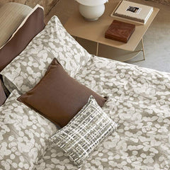 Trapunta primaverile matrimoniale Fazzini Lunaria, in percalle di puro cotone. Il trapuntino Lunaria presenta una fantasia floreale dallo stile moderno, con fiori chiari su fondo grigio. Quilt