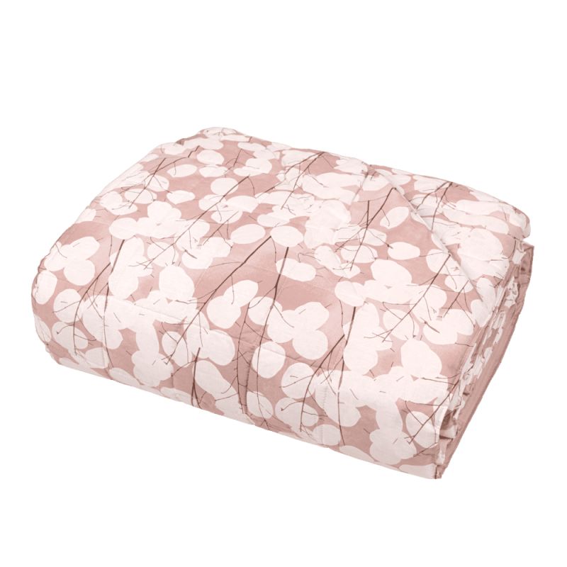 Trapunta primaverile matrimoniale Fazzini Lunaria, in percalle di puro cotone. Il trapuntino Lunaria presenta una fantasia floreale dallo stile moderno, con fiori chiari su fondo rosa. Quilt