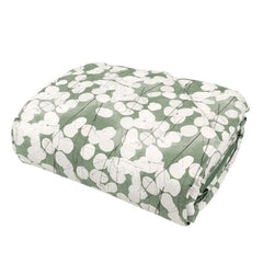 Trapunta primaverile matrimoniale Fazzini Lunaria, in percalle di puro cotone. Il trapuntino Lunaria presenta una fantasia floreale dallo stile moderno, con fiori chiari su fondo verde. Quilt