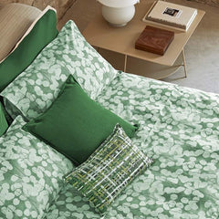 Trapunta primaverile matrimoniale Fazzini Lunaria, in percalle di puro cotone. Il trapuntino Lunaria presenta una fantasia floreale dallo stile moderno, con fiori chiari su fondo verde. Quilt