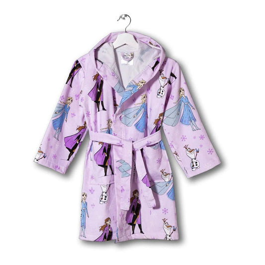 Accappatoio Frozen Cristalli in spugna di puro cotone. Simpatica fantasia della linea Caleffi Disney per bambina, con Elsa, Anna e Olaf su fondo rosa/glicine. L'accappatoio Frozen Cristalli è dotato di cappuccio e cintura ed è pratico, confortevole e altamente assorbente.