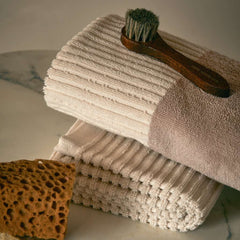 asciugamano viso con ospite fazzini dialogo. colore torrone panna beige