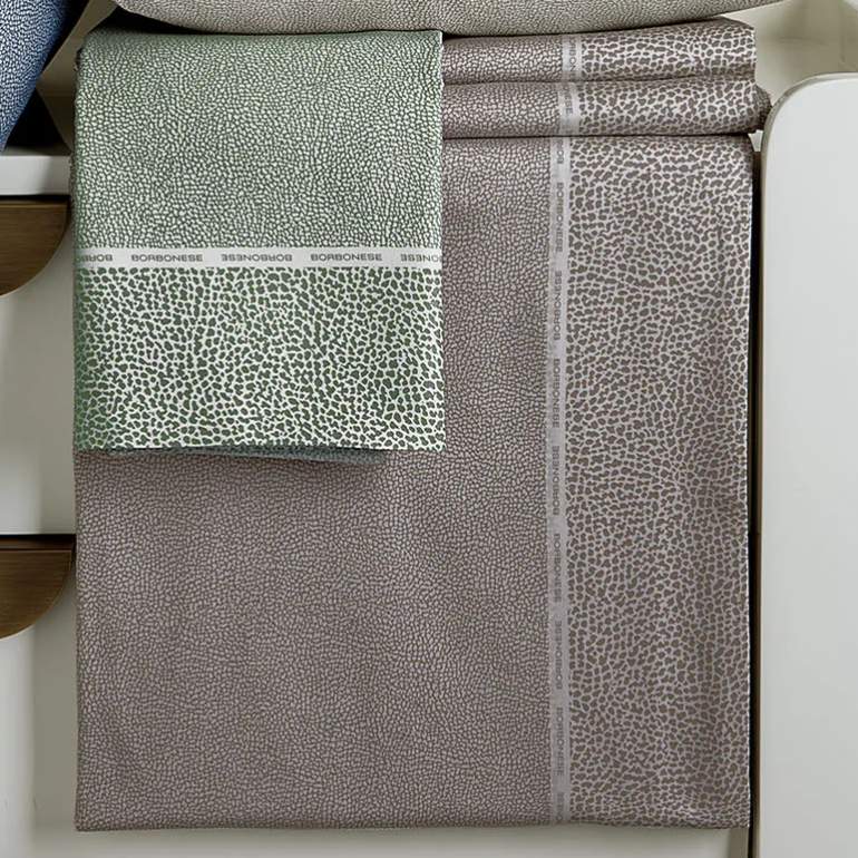 Trapunta invernale matrimoniale Borbonese Century, in raso di puro cotone. Il piumone Century è caratterizzato dalla tipica stampa Borbonese a occhio di pernice in due diverse dimensioni, separate fa una fascia chiara che riporta il logo Borbonese. Variante di colore tortora. Dettaglio fantasia.