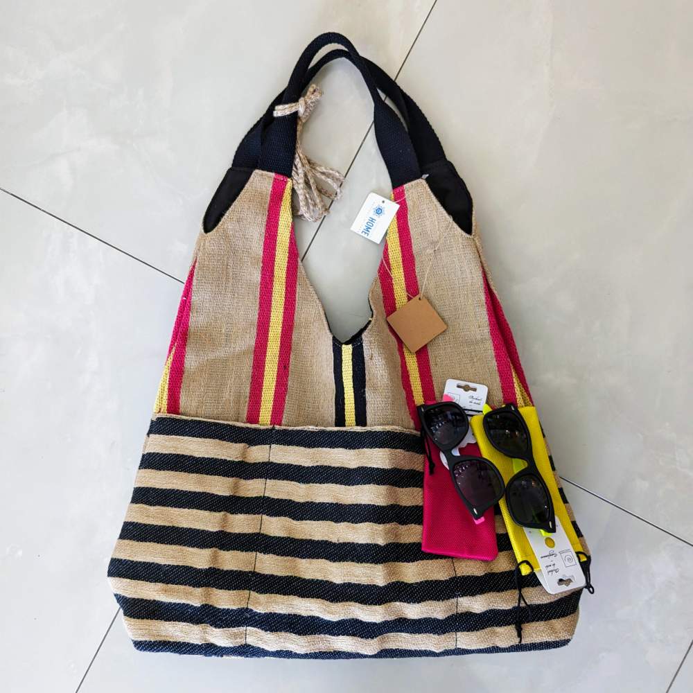 Uno stile unico anche in spiaggia con la borsa da mare Giapeto di Karakorum. La tela juta dona un aspetto rustico a questa borsa mare dall'originale fantasia a righe nere, gialle e rosse.