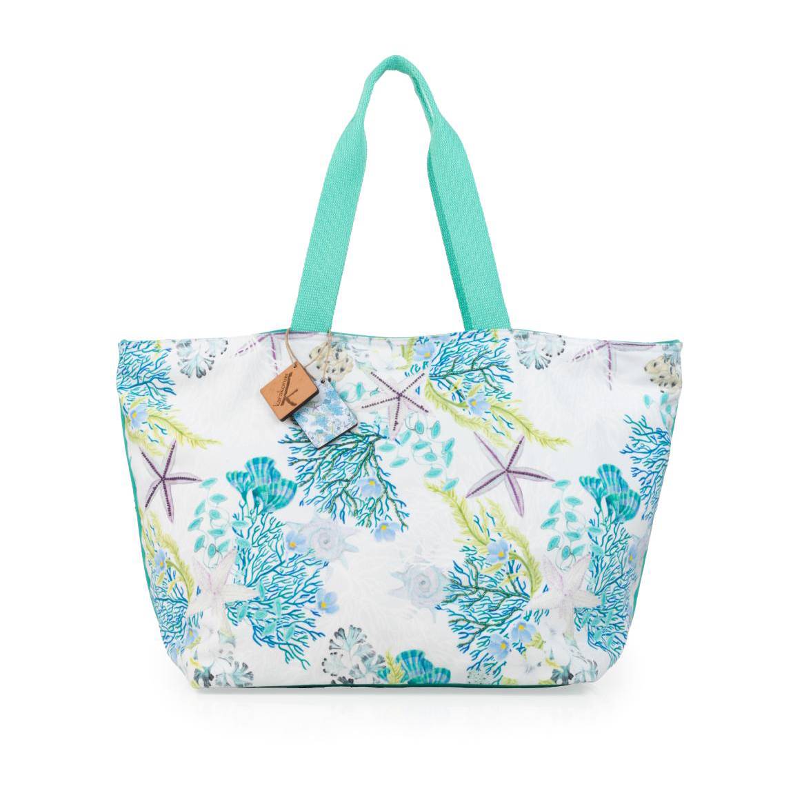 Borsa mare Karakorum Andorra, per uno stile unico anche in spiaggia.La borsa ampia da spiaggia Andorra presenta una fantasia con coralli azzurri e stelle marine su fondo chiaro. E' dotata di doppi manici in tessuto tinta unita, chiusura con cerniera e taschine interne. La borsa è dotata anche di specchietto con stampa su legno e targhetta pirografata con logo Karakorum