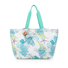 Borsa mare Karakorum Andorra, per uno stile unico anche in spiaggia.La borsa ampia da spiaggia Andorra presenta una fantasia con coralli azzurri e stelle marine su fondo chiaro. E' dotata di doppi manici in tessuto tinta unita, chiusura con cerniera e taschine interne. La borsa è dotata anche di specchietto con stampa su legno e targhetta pirografata con logo Karakorum