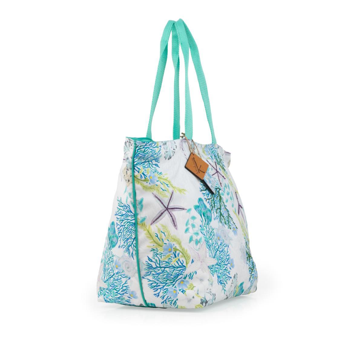 Borsa mare Karakorum Andorra, per uno stile unico anche in spiaggia.La borsa ampia da spiaggia Andorra presenta una fantasia con coralli azzurri e stelle marine su fondo chiaro. E' dotata di doppi manici in tessuto tinta unita, chiusura con cerniera e taschine interne. La borsa è dotata anche di specchietto con stampa su legno e targhetta pirografata con logo Karakorum