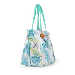 Borsa mare Karakorum Andorra, per uno stile unico anche in spiaggia.La borsa ampia da spiaggia Andorra presenta una fantasia con coralli azzurri e stelle marine su fondo chiaro. E' dotata di doppi manici in tessuto tinta unita, chiusura con cerniera e taschine interne. La borsa è dotata anche di specchietto con stampa su legno e targhetta pirografata con logo Karakorum