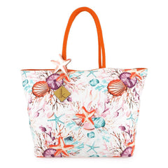 Borsa mare Karakorum Armida, per uno stile unico anche in spiaggia.La borsa ampia da spiaggia Armida presenta una fantasia con conchiglie e stelle marine corallo su fondo chiaro. E' dotata di doppi manici semi rigidi, chiusura con cerniera e taschine interne. Sul manico è applicata una stella marina in legno, oltre a una targhetta pirografata con logo Karakorum