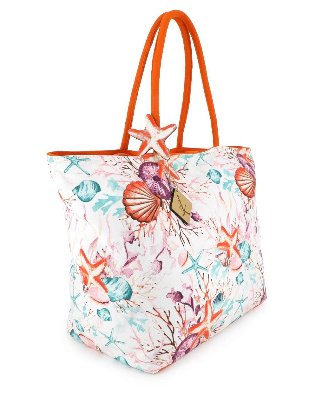 Borsa mare Karakorum Armida, per uno stile unico anche in spiaggia.La borsa ampia da spiaggia Armida presenta una fantasia con conchiglie e stelle marine corallo su fondo chiaro. E' dotata di doppi manici semi rigidi, chiusura con cerniera e taschine interne. Sul manico è applicata una stella marina in legno, oltre a una targhetta pirografata con logo Karakorum