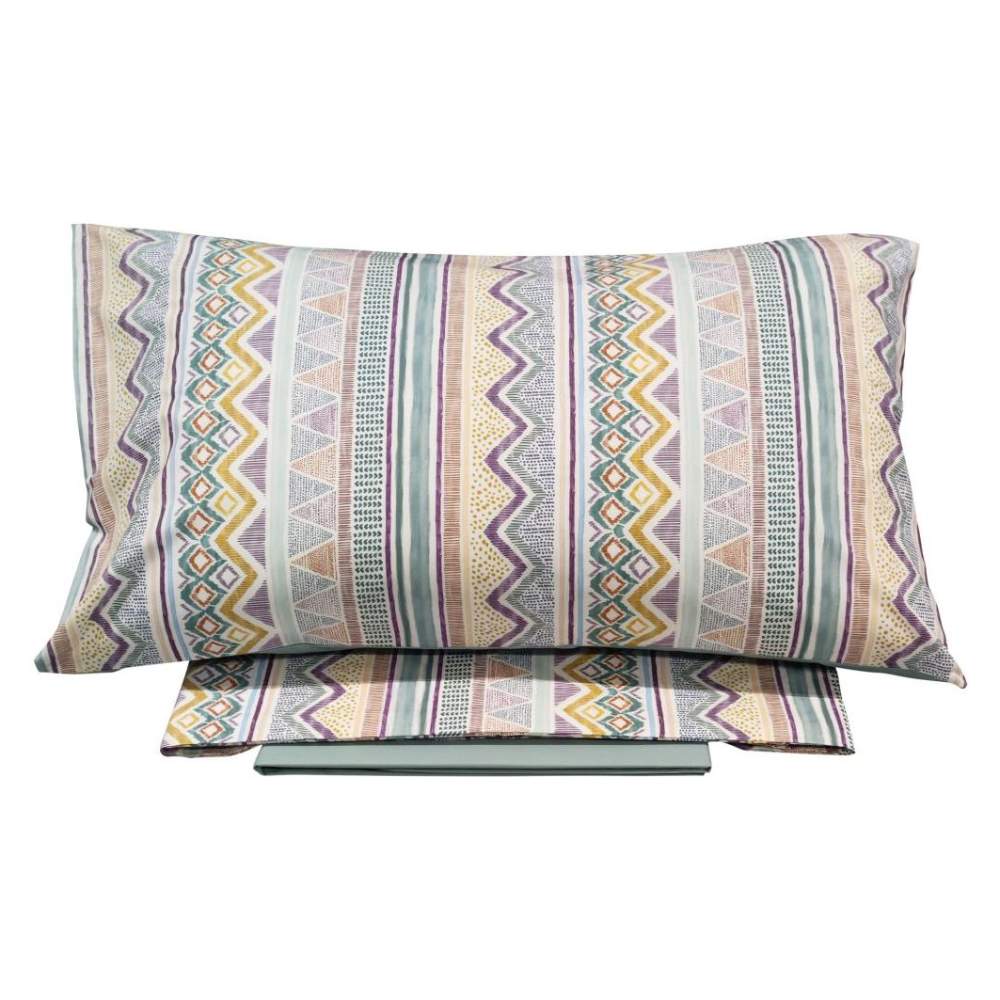 Completo lenzuola Fazzini Ande in percalle di puro cotone. Disponibile per letto singolo e piazza e mezza. Il completo lenzuola Ande è caratterizzato da un'allegra fantasia con righe di varie forme e colori. Variante di colore petrolio. La fantasia è presente sulle federe e sul lenzuolo di sopra. Il lenzuolo con angoli è in tinta unita color petrolio verde acqua