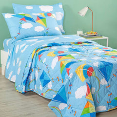 Completo lenzuola Caleffi Aquiloni in puro cotone. Disponibile nella misura per letto singolo e piazza e mezza.Il lenzuolo Aquiloni presenta una vivace fantasia con aquiloni colorati su fondo azzurro. Ideale per bambini e ragazzi