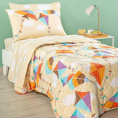 Completo lenzuola Caleffi Aquiloni in puro cotone. Disponibile nella misura per letto singolo e piazza e mezza.Il lenzuolo Aquiloni presenta una vivace fantasia con aquiloni colorati su fondo giallo. Ideale per bambini e ragazzi