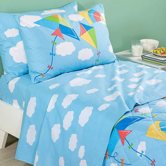 Completo lenzuola Caleffi Aquiloni in puro cotone. Disponibile nella misura per letto singolo e piazza e mezza.Il lenzuolo Aquiloni presenta una vivace fantasia con aquiloni colorati su fondo azzurro. Ideale per bambini e ragazzi