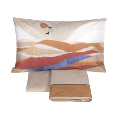 Completo lenzuola matrimoniale Fazzini Arizona, in percalle di puro cotone. I colori delle terre si rincorrono nella collezione Arizona, dando origine a un affascinante paesaggio che richiama alla memoria le atmosfere del far west. La faccia superiore delle federe è in percalle di puro cotone stampato in digitale. L'altra faccia delle federe, il lenzuolo di sopra e il lenzuolo sotto con angoli sono in percalle di cotone tinta unita.