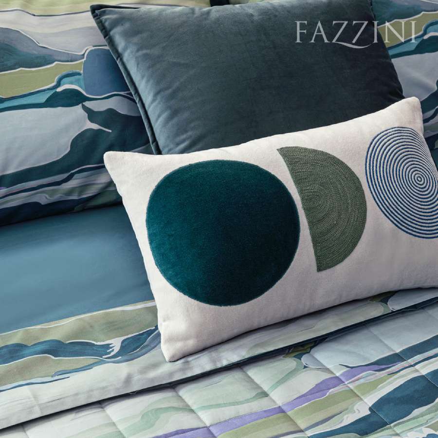 Completo lenzuola piazza e mezza maxi Fazzini Atolli, in percalle di puro cotone. Il completo lenzuola Atolli presenta una fantasia che richiama il movimento delle onde del mare. I colori sono quelli che si potrebbero ammirare mentre ci si rilassa in spiaggia, quindi varie tonalità di azzurro, verde acqua, ottanio. Il lato superiore delle federe e la balza del lenzuolo di sopra sono in percalle di cotone stampato in digitale. Il resto del completo è in percalle di cotone tinta unita color petrolio.