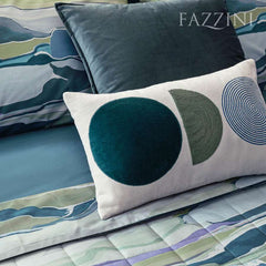 Completo lenzuola piazza e mezza maxi Fazzini Atolli, in percalle di puro cotone. Il completo lenzuola Atolli presenta una fantasia che richiama il movimento delle onde del mare. I colori sono quelli che si potrebbero ammirare mentre ci si rilassa in spiaggia, quindi varie tonalità di azzurro, verde acqua, ottanio. Il lato superiore delle federe e la balza del lenzuolo di sopra sono in percalle di cotone stampato in digitale. Il resto del completo è in percalle di cotone tinta unita color petrolio.