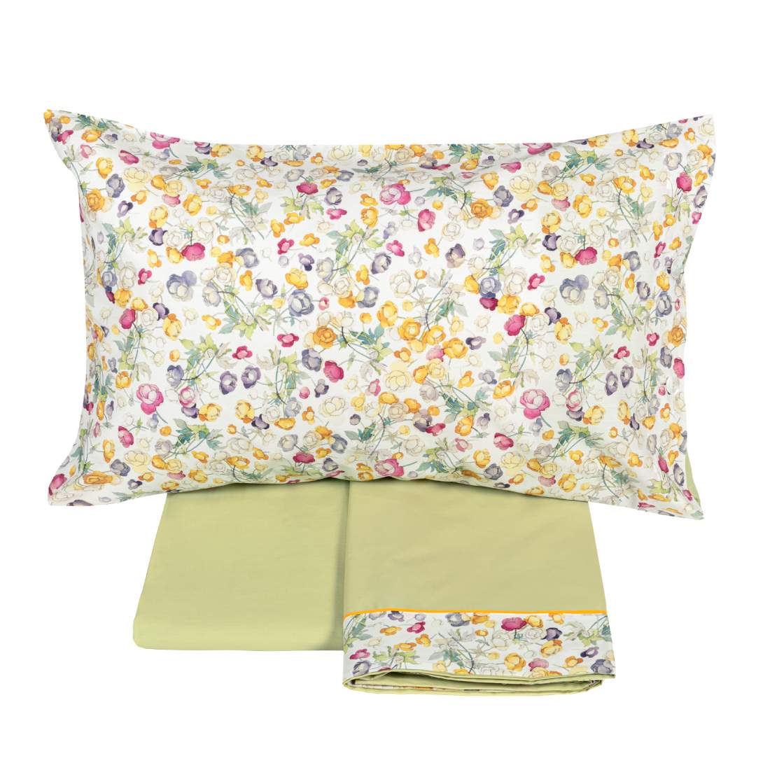 Completo lenzuola matrimoniale Fazzini Blooms, in percalle di puro cotone. Fantasia vivace e colorata, con fiori di campo stampati su lenzuolo di sopra e federe . Le federe con bottoni in madreperla e la balza del lenzuolo di sopra, impreziosito da codina a contrasto, sono in percalle di cotone stampato in digitale. Il resto del completo è in percalle tinta unita verde.